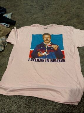 🌯NWOT Pink Graphic Ted lasso T-Shirt - I Believe Print